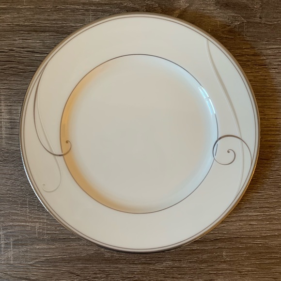 Noritake Platinum Wave 12 Place Settings - Picture 2 of 3